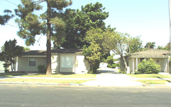 2323-2331 E Poppy St in Long Beach, CA - Foto de edificio