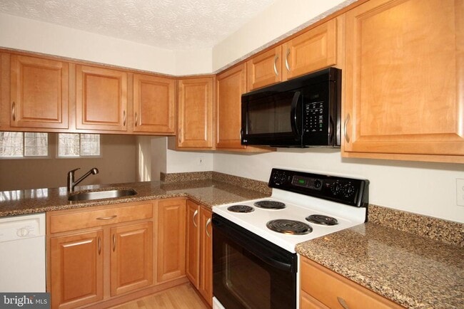 8032 Grandview Ct in Springfield, VA - Building Photo - Building Photo