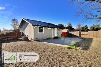 2870 Iris St in Anderson, CA - Building Photo - Building Photo