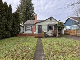 1125 NE Galloway St in McMinnville, OR - Building Photo