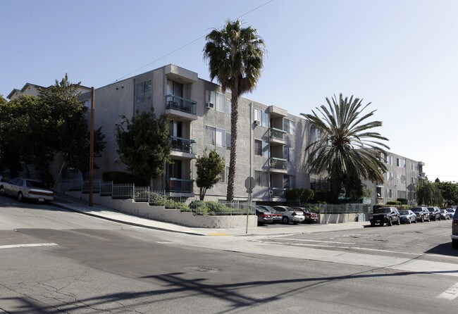 Trojan Place Apartments in San Diego, CA - Foto de edificio - Building Photo