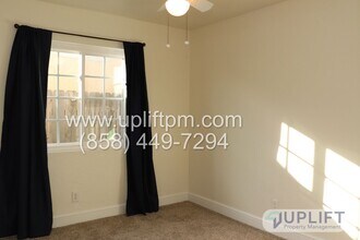 8095 Jade Coast Rd in San Diego, CA - Foto de edificio - Building Photo
