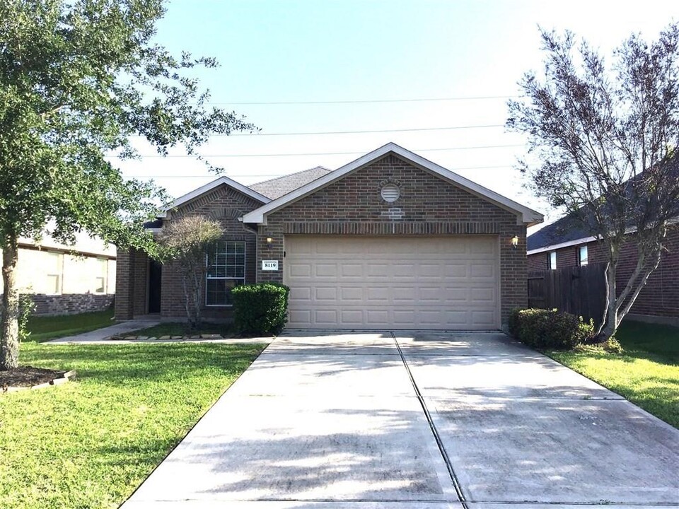 8119 Silent Deep Dr in Rosenberg, TX - Building Photo