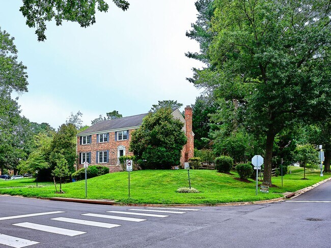 9124 Copenhaver Dr in Potomac, MD - Building Photo - Building Photo
