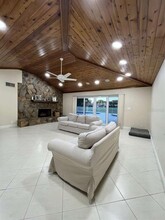 2527 Lakes Dr in Deerfield Beach, FL - Foto de edificio - Building Photo
