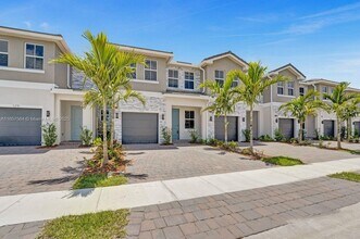 133 SW 171st Ave in Miramar, FL - Foto de edificio - Building Photo