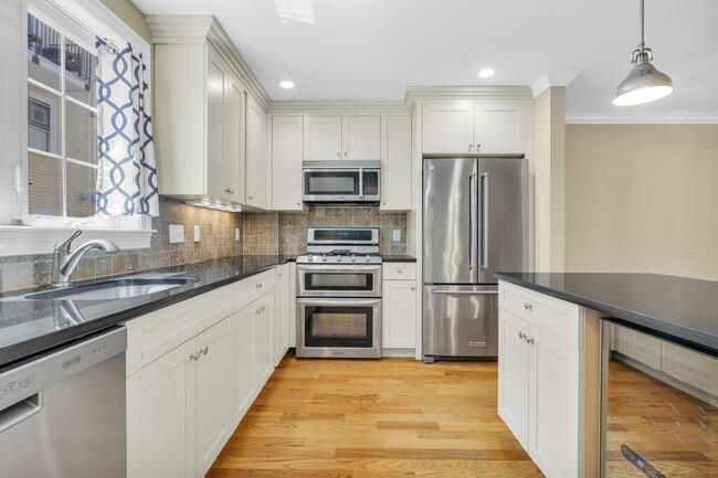 83 Dresser St in Boston, MA - Building Photo - Building Photo