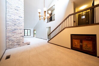 5704 Duncan Ln in Edina, MN - Building Photo - Building Photo