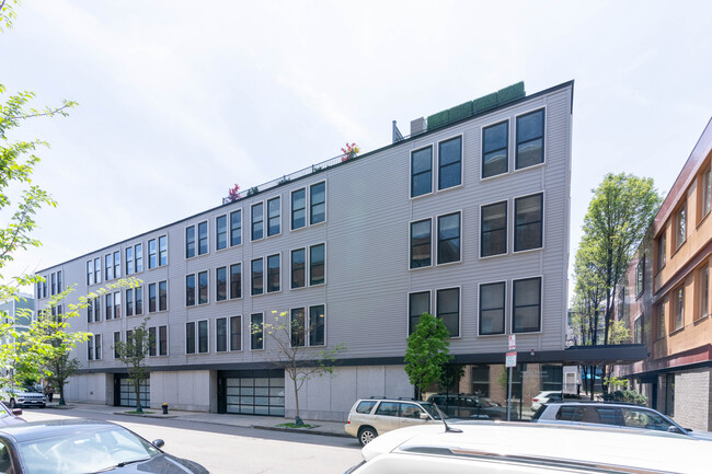 Trolley House in Boston, MA - Foto de edificio - Building Photo