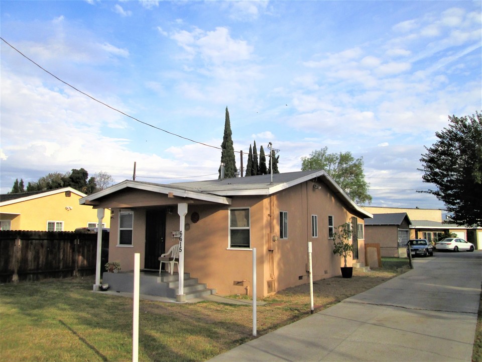 6615 Clara St in Bell Gardens, CA - Building Photo