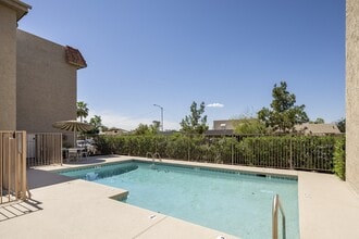 Pine Terrace in Phoenix, AZ - Foto de edificio - Building Photo