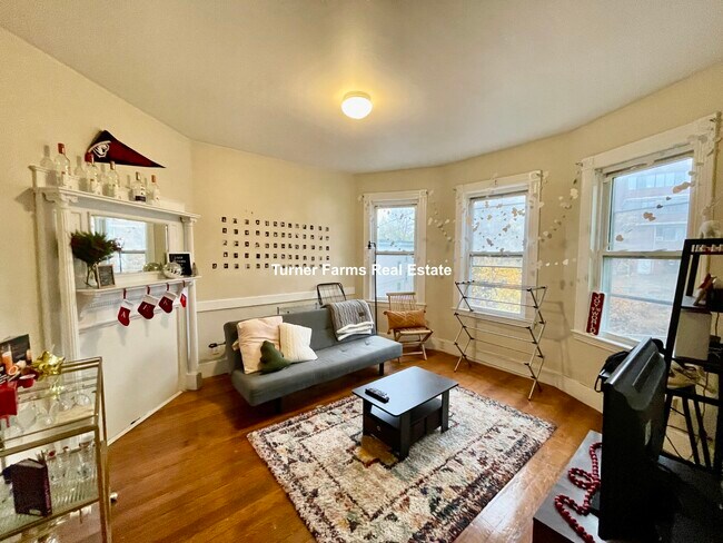 21 Bucknam St, Unit 2 in Boston, MA - Foto de edificio - Building Photo