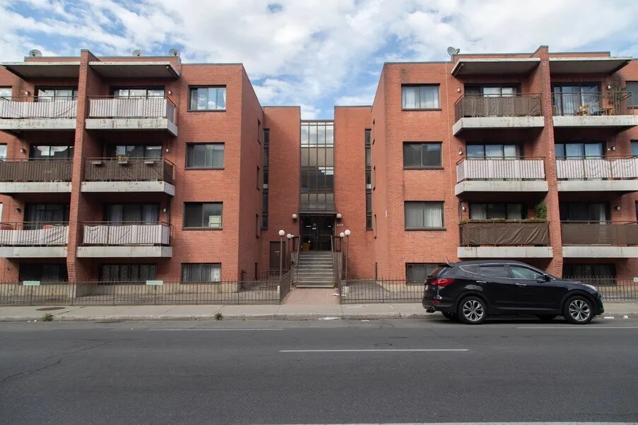 4455 Saint-Urbain Rue in Montréal, QC - Building Photo