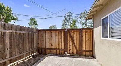 2052 Pomona Ave in Costa Mesa, CA - Building Photo - Building Photo