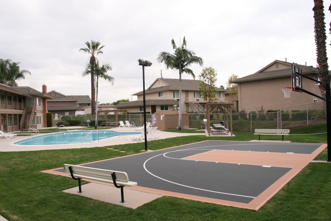 Montclaire Apartments in Fullerton, CA - Building Photo