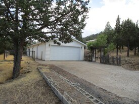 7110 Teenie Rd in Prineville, OR - Building Photo
