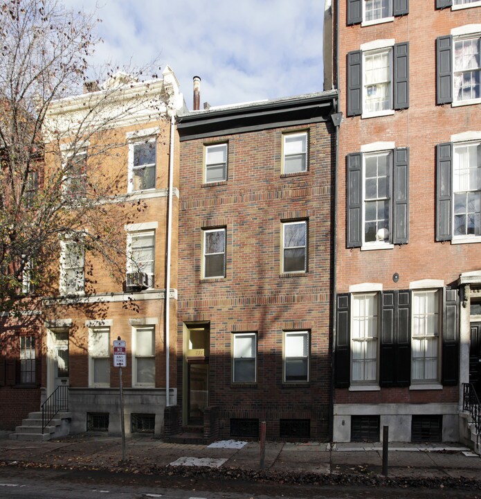 737 Spruce St in Philadelphia, PA - Building Photo