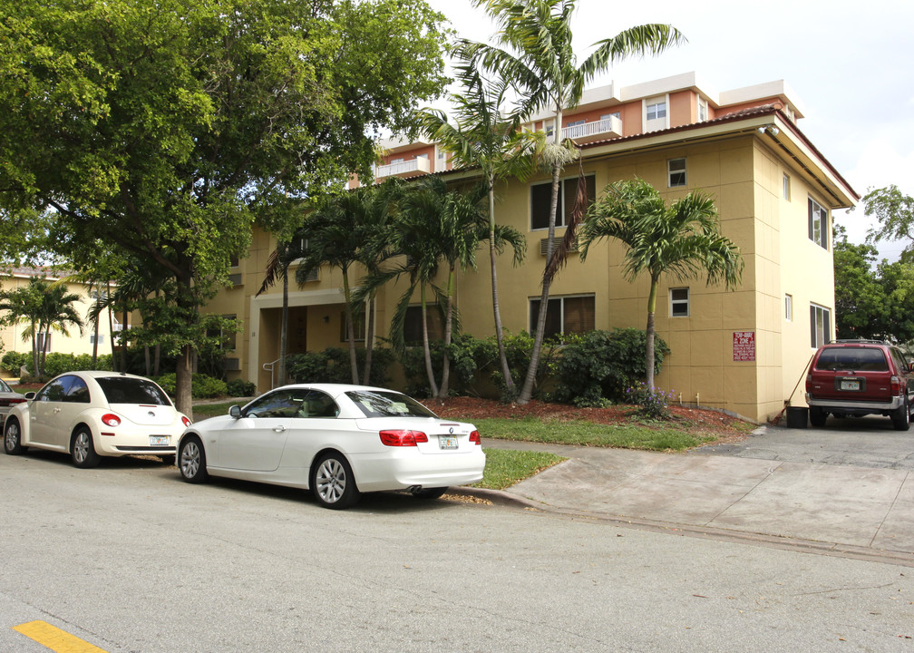 11 Menores Ave in Coral Gables, FL - Foto de edificio