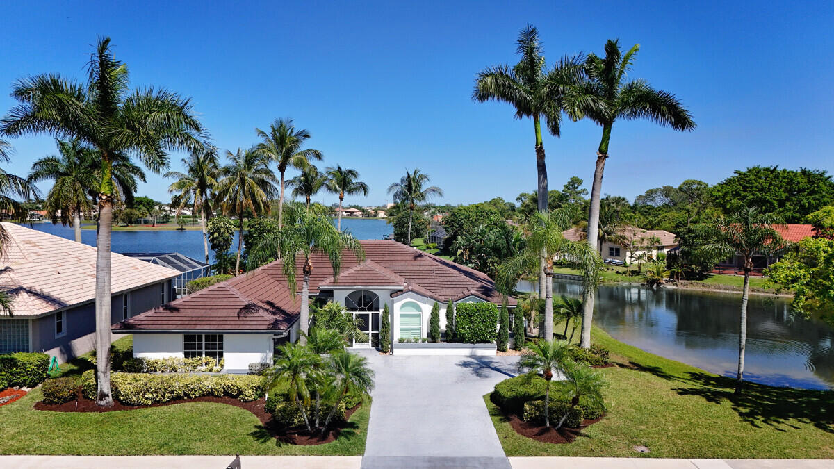 7069 Lake Island Dr in Greenacres, FL - Building Photo