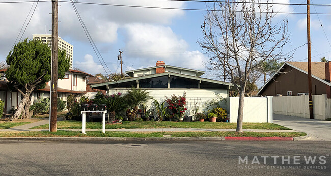 652 Center St in Costa Mesa, CA - Building Photo - Building Photo