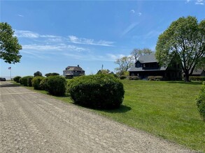 106 Buffalo Bay Rd in Madison, CT - Building Photo - Building Photo