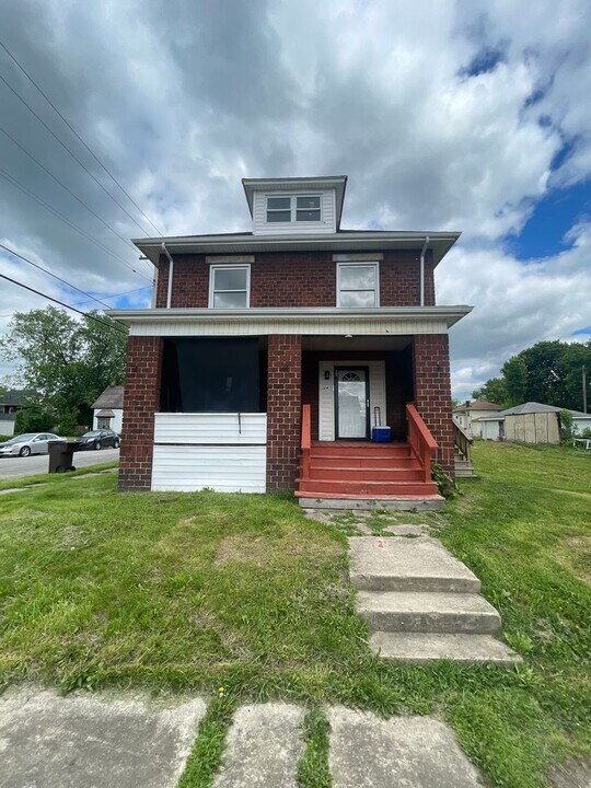 247 Cedar Ave in Sharon, PA - Building Photo