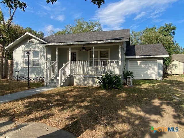 111 N Cedar Ave in Luling, TX - Building Photo - Building Photo