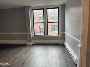 5 Broadway in Troy, NY - Foto de edificio - Building Photo
