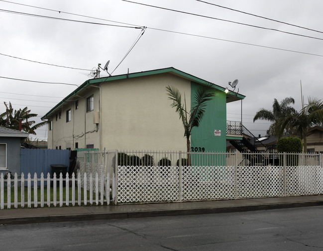 2039 Wallace Ave in Costa Mesa, CA - Building Photo - Building Photo