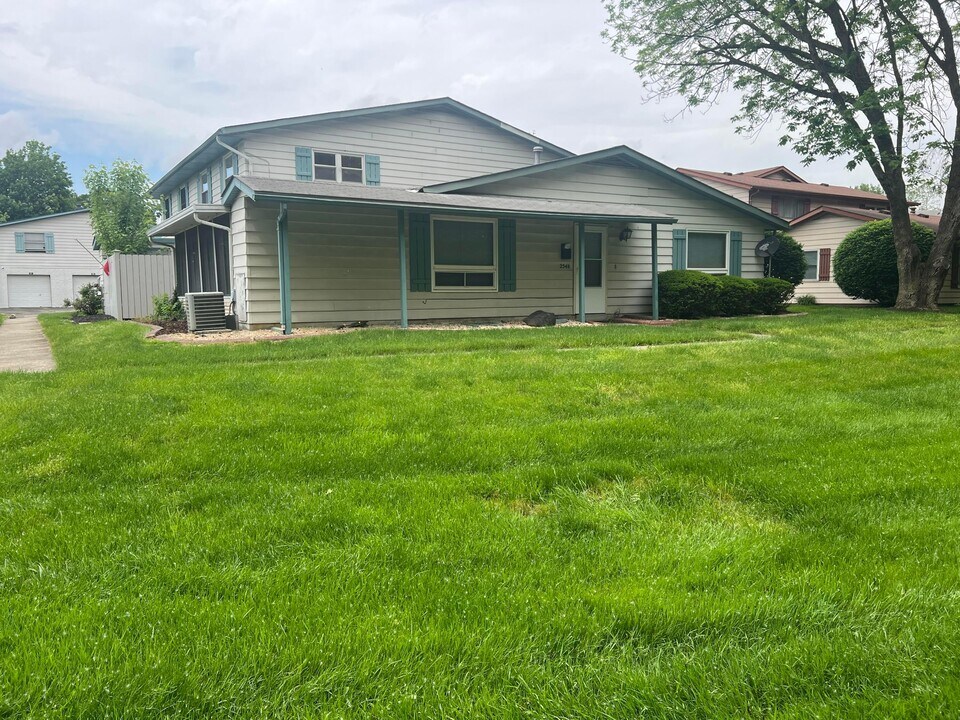 2548 Burgandy Ln in Columbus, OH - Building Photo