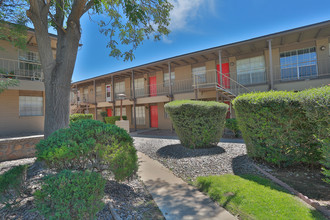 Seville West Apartments in El Paso, TX - Foto de edificio - Building Photo