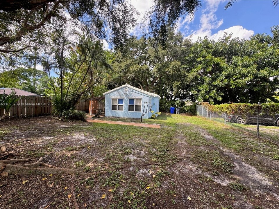 215 Columbus Pkwy in Hollywood, FL - Building Photo