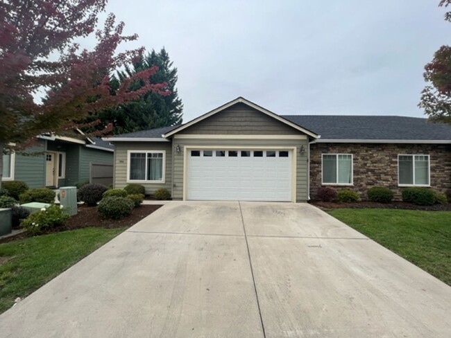 386 Live Oak Loop in Central Point, OR - Foto de edificio - Building Photo