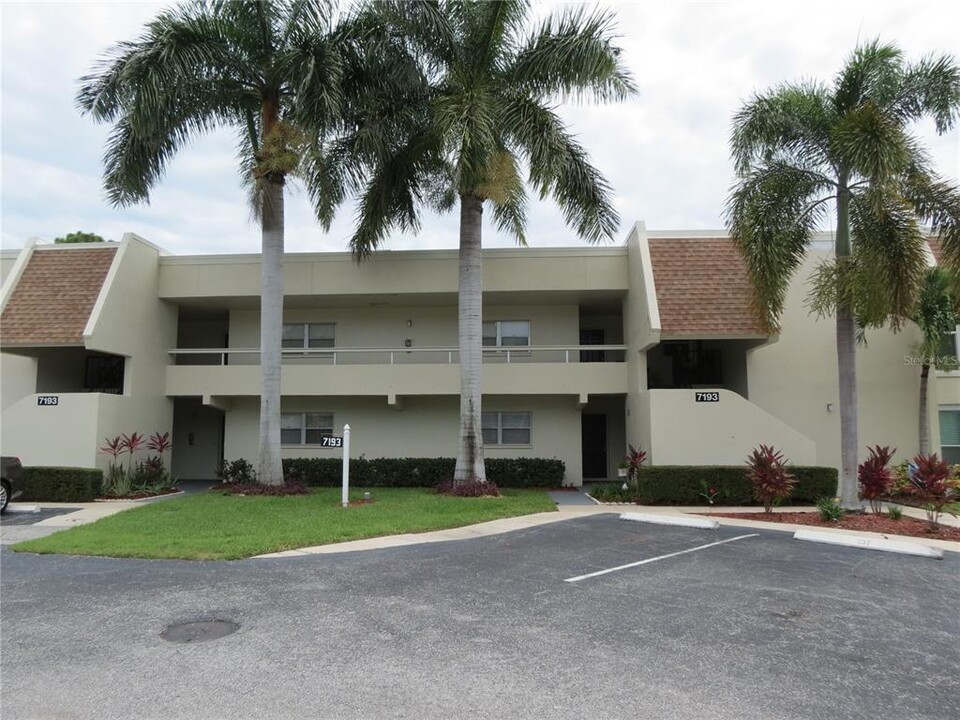 7193 W Country Club Dr N in Sarasota, FL - Building Photo