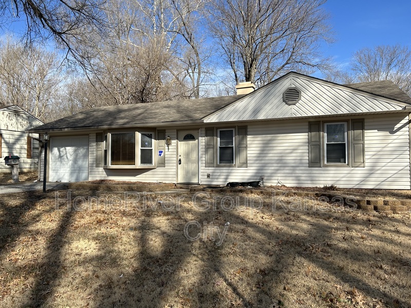 8302 E 111 Terrace in Kansas City, MO - Foto de edificio