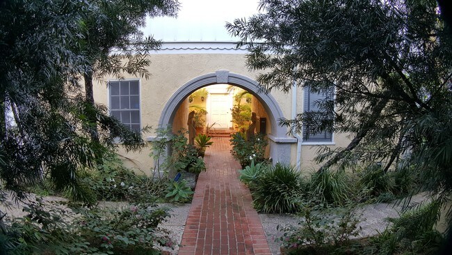 9066 Shoreham Dr in West Hollywood, CA - Building Photo - Building Photo