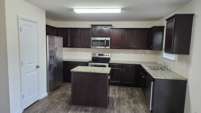 5428 Tumbling Brook Ln in Charlotte, NC - Building Photo - Building Photo