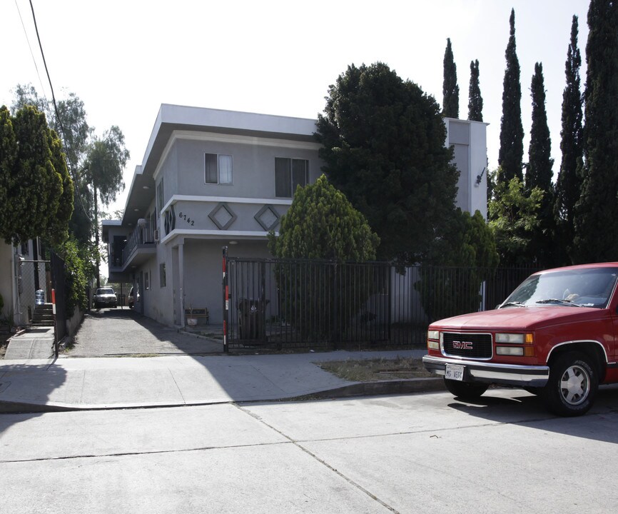 6742 Farmdale Ave in North Hollywood, CA - Foto de edificio