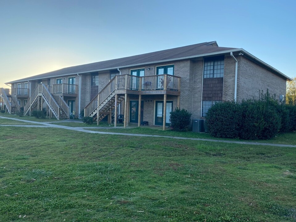 Executive House Apartments in Decatur, AL - Building Photo