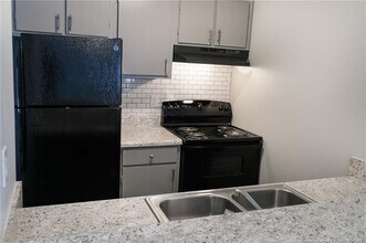 5842 Century Oaks Dr in Fayetteville, NC - Building Photo - Building Photo