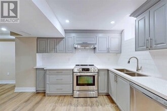 6094 Prairie Cir in Mississauga, ON - Building Photo - Building Photo