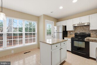 8074 Sebon Dr in Vienna, VA - Foto de edificio - Building Photo