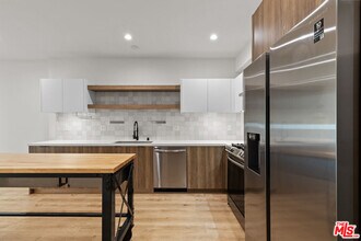 5832 Virginia Ave in Los Angeles, CA - Building Photo - Building Photo