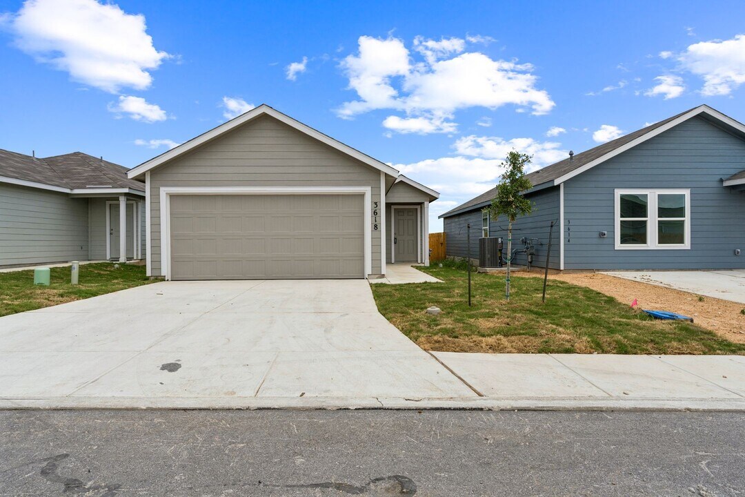 3618 Jacobs Wl in Saint Hedwig, TX - Building Photo