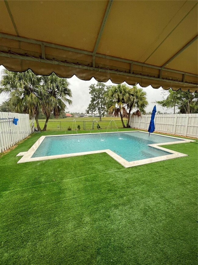 7415 Coldstream Dr in Hialeah, FL - Building Photo - Building Photo