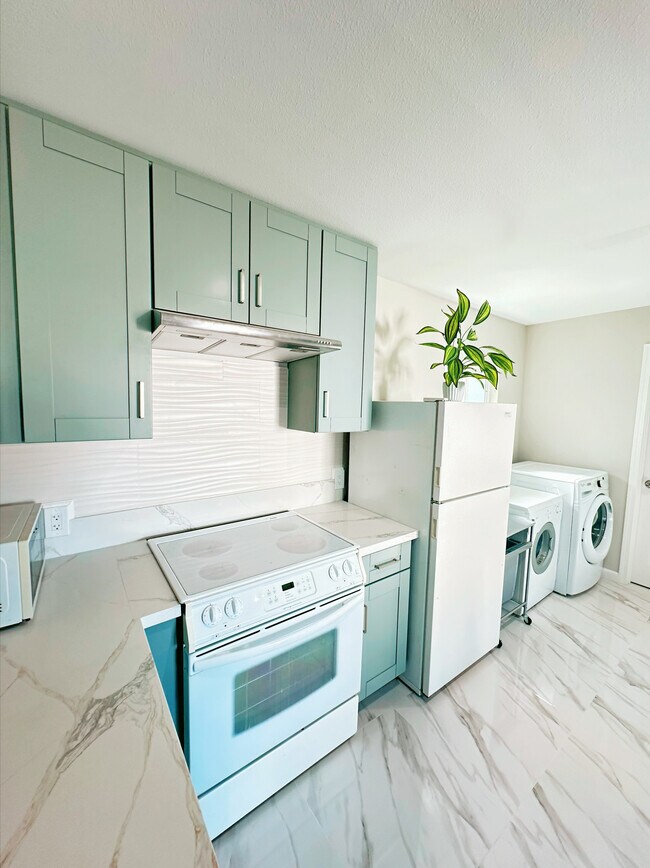 10243 Westonhill Dr in San Diego, CA - Building Photo - Building Photo