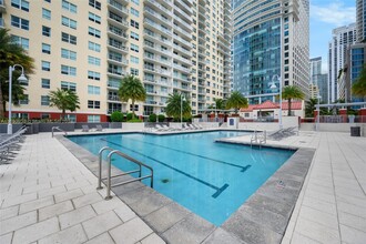 1155 Brickell Bay Dr, Unit 1405 in Miami, FL - Foto de edificio - Building Photo