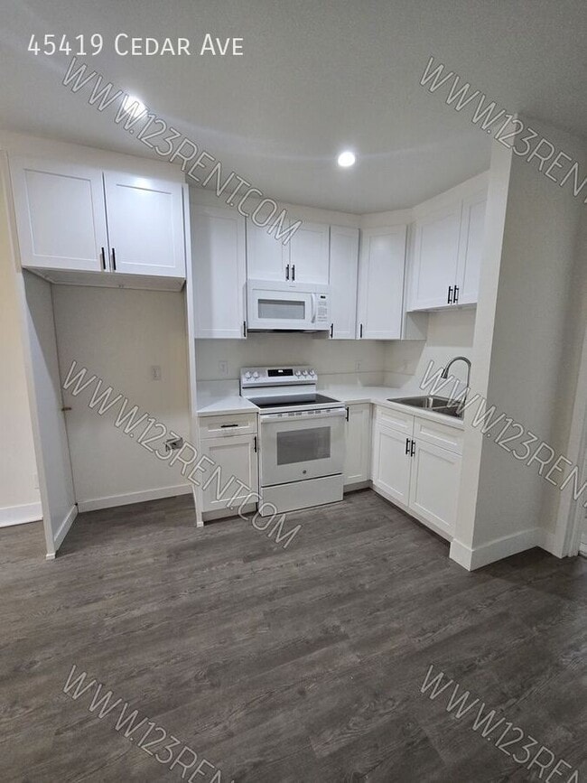 45419 Cedar Ave in Lancaster, CA - Building Photo - Building Photo