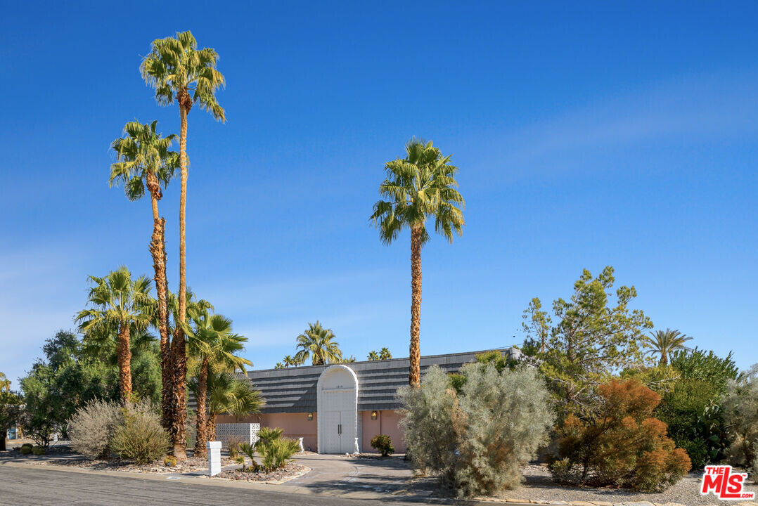 1818 N Berne Dr in Palm Springs, CA - Foto de edificio