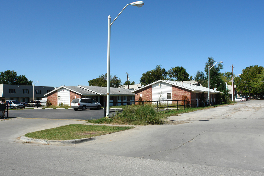 9901-9909 E 12th St in Tulsa, OK - Building Photo